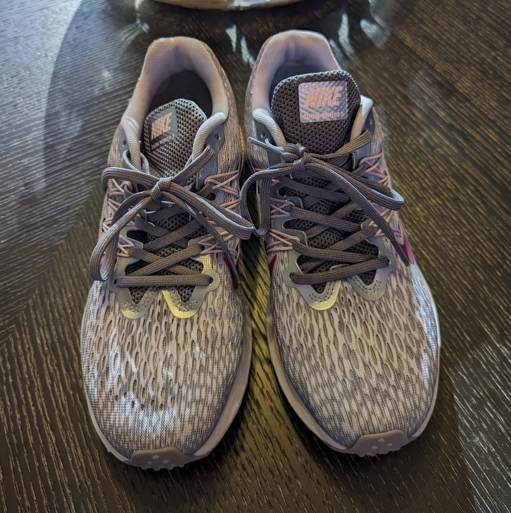 Nike winflo 5 like new gunsmoke berry